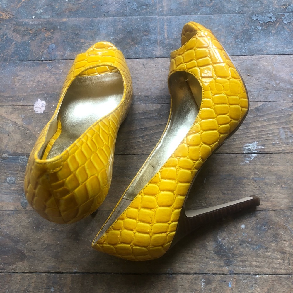 Nine West yellow gold pumps Size 6